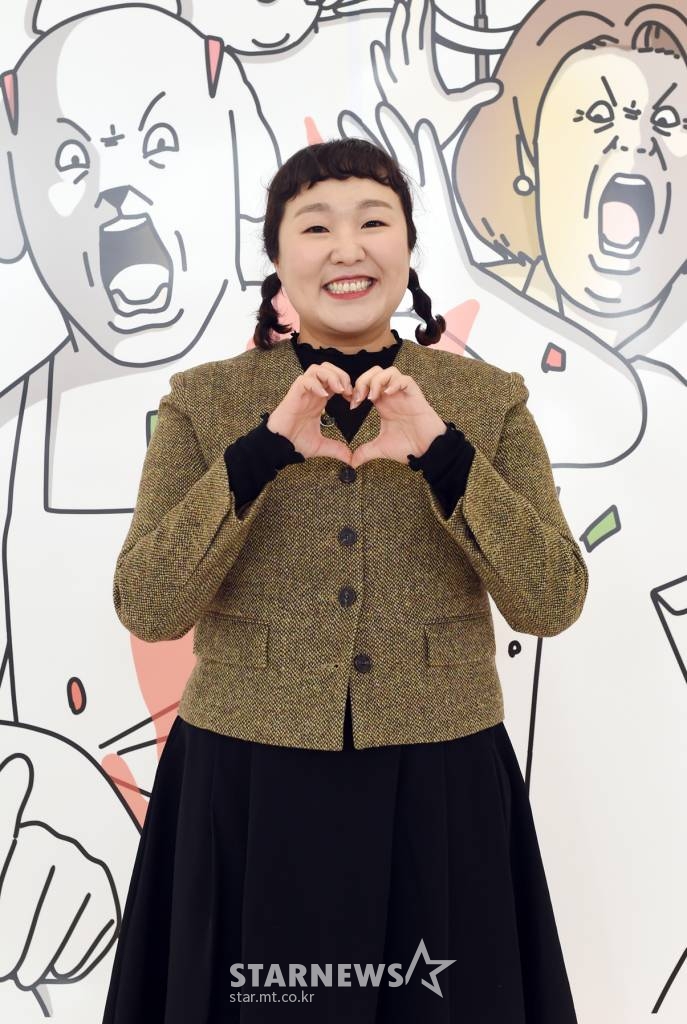 개그우먼 이수지가 17일 오전 온라인으로 진행된 티캐스트 E채널 예능 프로그램 '개며느리' 제작발표회에 참석해 포즈를 취하고 있다. '개며느리'는 명물 개그우먼 며느리들의 특별한 일상과 시어머니와의 남다른 고부관계를 그리는 프로그램이다. / 사진제공 = 티캐스트 E채널 /사진=김창현 기자 chmt@
