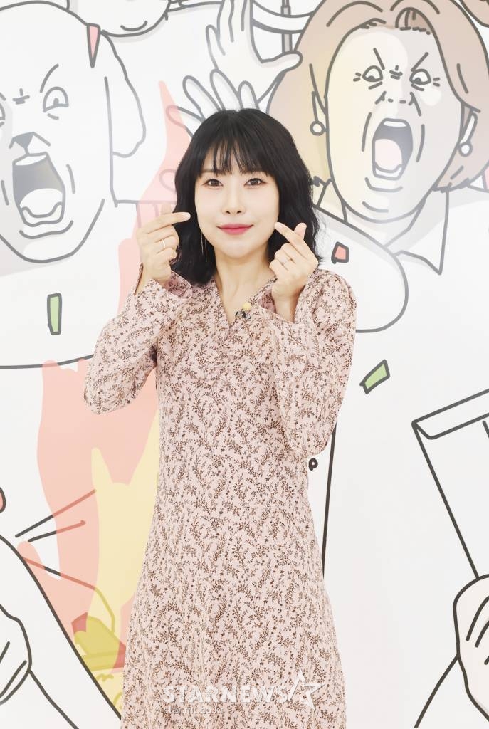 개그우먼 이세영이 17일 오전 온라인으로 진행된 티캐스트 E채널 예능 프로그램 '개며느리' 제작발표회에 참석해 포즈를 취하고 있다. '개며느리'는 명물 개그우먼 며느리들의 특별한 일상과 시어머니와의 남다른 고부관계를 그리는 프로그램이다. / 사진제공 = 티캐스트 E채널 /사진=김창현 기자 chmt@