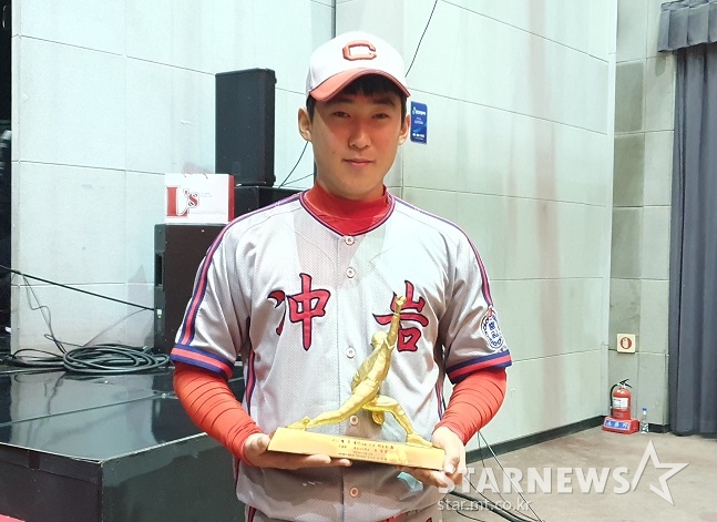 제5회 고교 최동원상을 수상한 충암고 윤영철(KIA 입단)이 트로피를 들고 포즈를 취하고 있다. /사진=스타뉴스 양정웅 기자