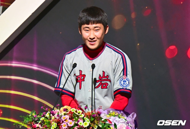 충암고 윤영철이 17일 부산MBC 드림홀에서 열린 제5회 대선 고교 최동원상을 수상하고 소감을 얘기하고 있다.