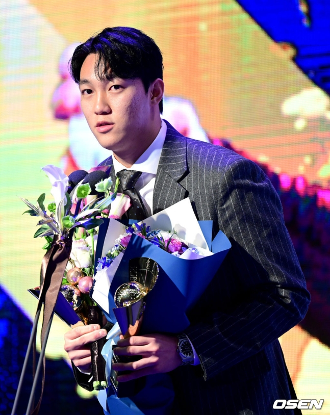 키움 안우진이 17일 열린 KBO 시상식에서 수상 소감을 말하고 있다. /사진=OSEN