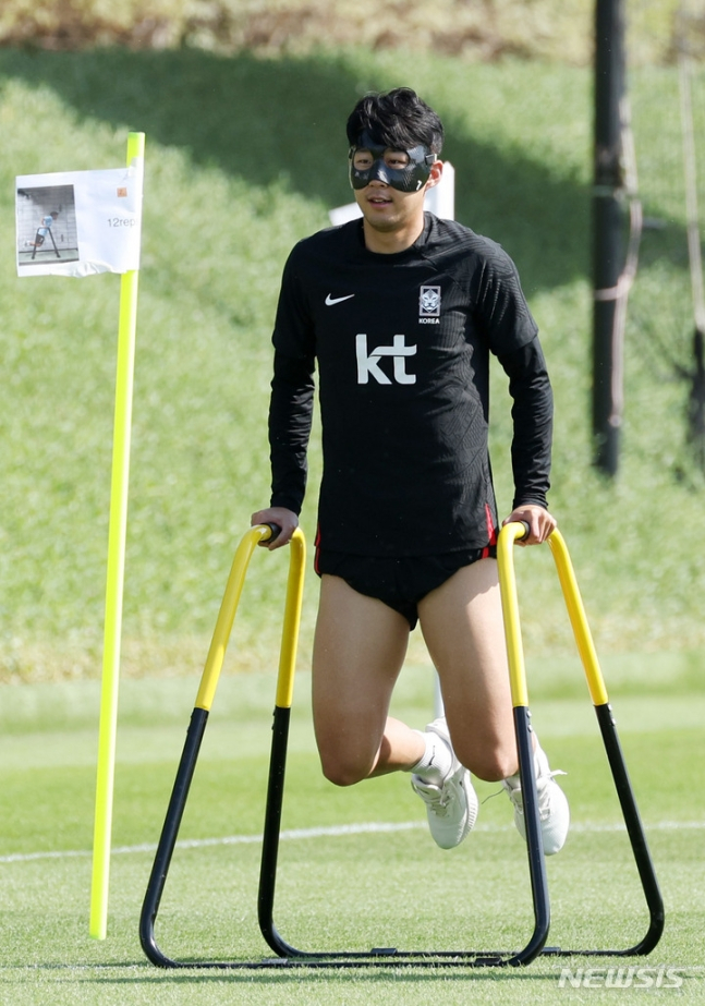 대한민국 축구대표팀 손흥민이 17일(현지시간) 오전 카타르 도하 알 에글라 트레이닝센터에서 안면 보호 마스크를 쓰고 훈련을 하고 있다. /사진=뉴시스