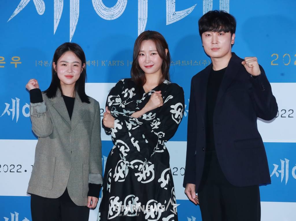 배우 심은우, 류아벨, 서현우가 17일 오후 서울 CGV용산아이파크몰에서 진행된 영화 '세이레'(감독 박강) 언론배급시사회에 참석해 포즈를 취하고 있다. 태어난 지 21일이 채 되지 않은 아기의 아빠 우진(서현우 분)이 외부의 출입을 막고 부정한 것을 조심해야하는 세이레의 금기를 깨고, 과거의 연인 세영(류아벨 분)의 장례식장에 다녀온 뒤부터 벌어지는 기이한 일들을 그린 미스터리 심리 스릴러 '세이레'는 오는 24일 개봉한다. /2022.11.17 /사진=이동훈 기자 photoguy@