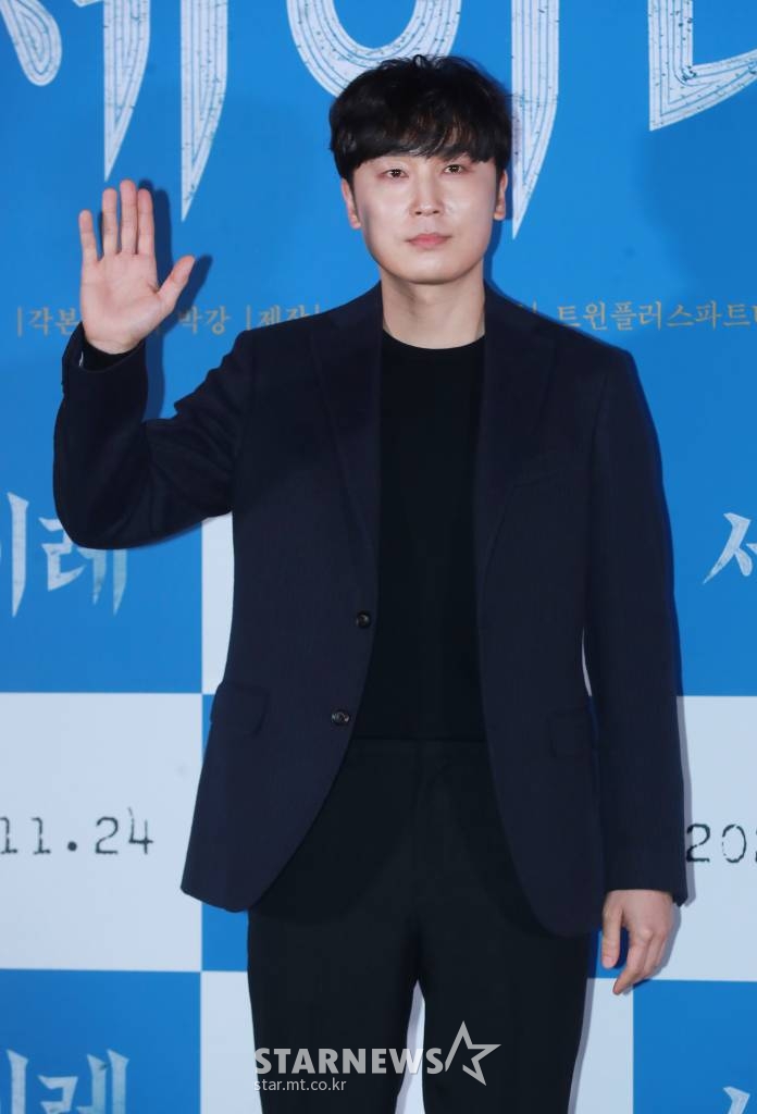 배우 서현우가 17일 오후 서울 CGV용산아이파크몰에서 진행된 영화 '세이레'(감독 박강) 언론배급시사회에 참석해 포즈를 취하고 있다. 태어난 지 21일이 채 되지 않은 아기의 아빠 우진(서현우 분)이 외부의 출입을 막고 부정한 것을 조심해야하는 세이레의 금기를 깨고, 과거의 연인 세영(류아벨 분)의 장례식장에 다녀온 뒤부터 벌어지는 기이한 일들을 그린 미스터리 심리 스릴러 '세이레'는 오는 24일 개봉한다. /2022.11.17 /사진=이동훈 기자 photoguy@