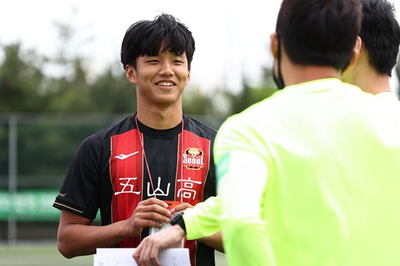 최우수선수상을 받은 서울 U18 수비수 송준휘. /사진=한국프로축구연맹 제공