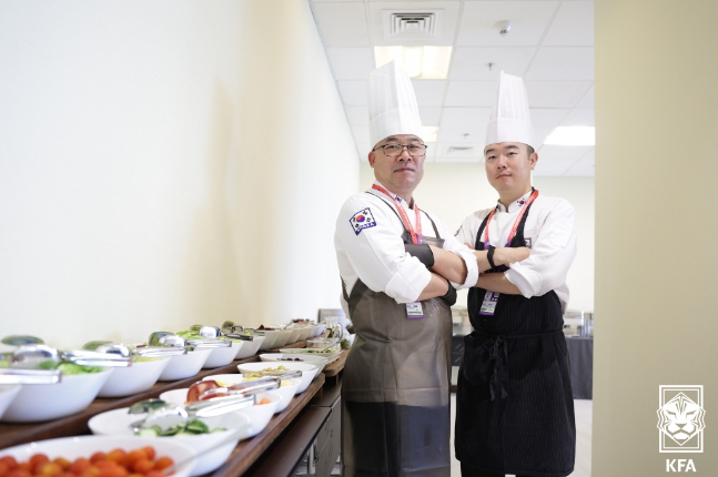 김형채(왼쪽) 조리장과 신동일 셰프. /사진=대한축구협회