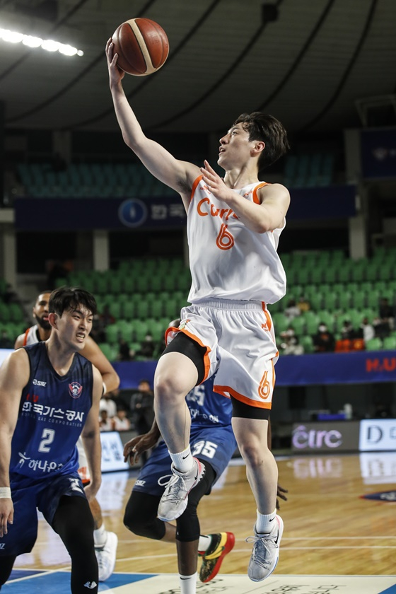 공격을 시도하는 고양 캐롯의 이정현(오른쪽). /사진=KBL 제공