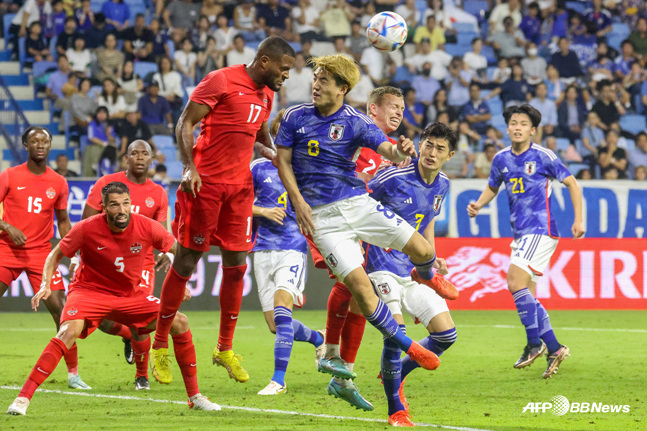 캐나다 축구대표팀과 일본 축구대표팀(파란색 유니폼) 경기. /사진=AFPBBNews=뉴스1