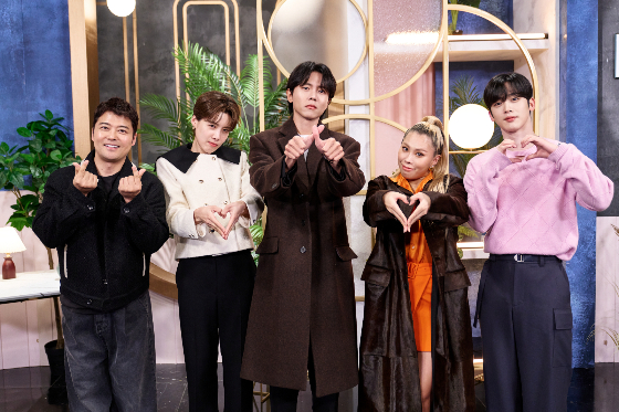티빙 오리지널 '러브캐처 인 발리'의 왓처 전현무(사진 맨 왼쪽부터 오른쪽으로), 장도연, 주우재, 가비, 김요한./사진=티빙