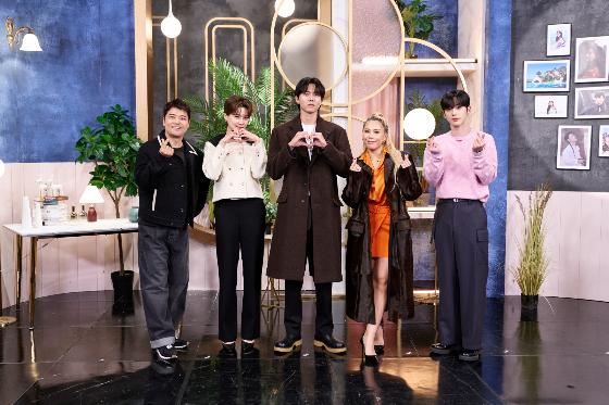 티빙 오리지널 '러브캐처 인 발리'의 왓처 전현무(사진 맨 왼쪽부터 오른쪽으로), 장도연, 주우재, 가비, 김요한./사진=티빙