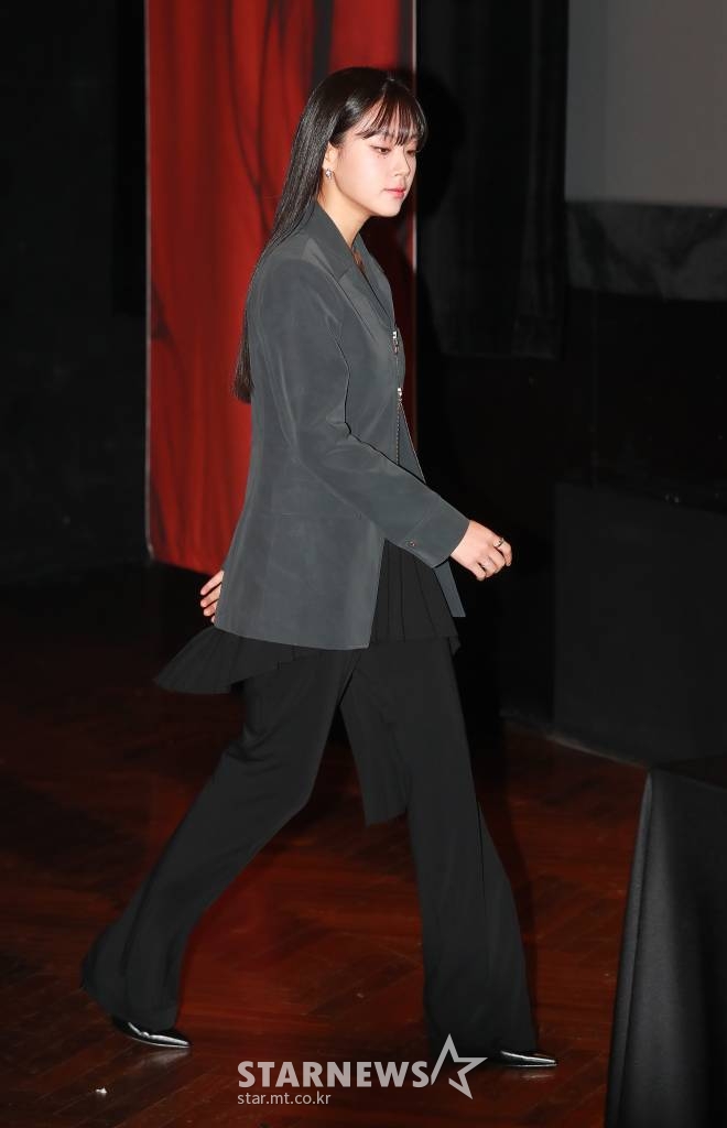 가수 비비가 18일 오전 서울 CGV청담씨네시티에서 진행된 첫 정규앨범 '로우라이프 프린세스-누아르'(Lowlife Princess-Noir) 발매기념 기자간담회에 참석해 무대로 들어서고 있다. /2022.11.18 /사진=이동훈 기자 photoguy@