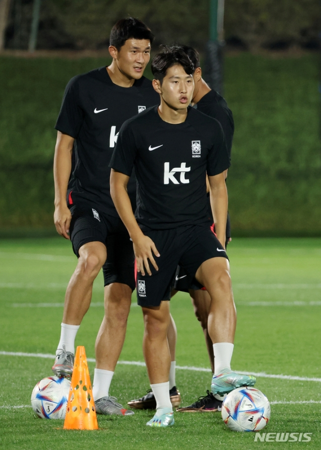 대한민국 축구대표팀 김민재, 이강인이 17일(현지시간) 오후 카타르 도하 알 에글라 트레이닝센터에서 훈련을 하고 있다. /사진=뉴시스