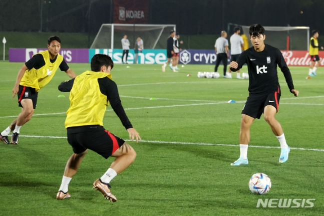 대한민국 축구대표팀 이강인 등 선수들이 18일(현지시간) 오후 카타르 도하 알 에글라 트레이닝센터에서 훈련을 하고 있다. /사진=뉴시스