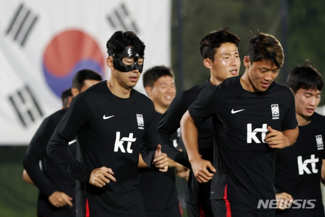 대한민국 축구대표팀 손흥민 등 선수들이 18일(현지시간) 오후 카타르 도하 알 에글라 트레이닝센터에서 훈련을 하고 있다. /사진=뉴시스