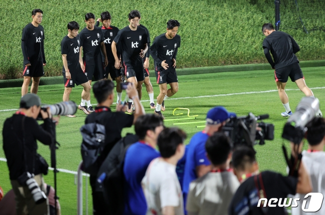 파울루 벤투 감독이 이끄는 대한민국 축구대표팀 선수들이 18일 오후(현지시간) 카타르 도하 알 에글라 트레이닝센터에서 훈련을 하고 있다. /사진=뉴스1