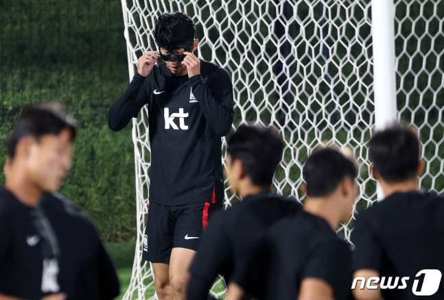 파울루 벤투 감독이 이끄는 대한민국 축구대표팀 손흥민이 18일 오후(현지시간) 카타르 도하 알 에글라 트레이닝센터에서 훈련을 하고 있다. /사진=뉴스1