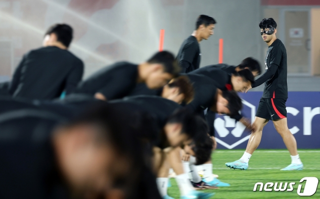 파울루 벤투 감독이 이끄는 대한민국 축구대표팀 손흥민 등이 18일 오후(현지시간) 카타르 도하 알 에글라 트레이닝센터에서 훈련을 하고 있다. /사진=뉴스1
