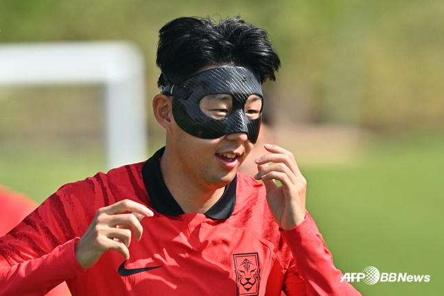 손흥민이 안면 마스크를 착용하고 훈련을 진행하고 있다. /AFPBBNews=뉴스1