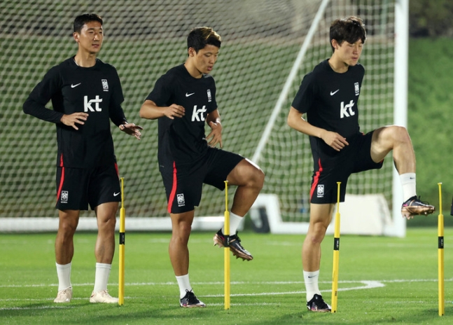 대한민국 축구대표팀 정우영, 황희찬, 이재성이 17일(현지시간) 오후 카타르 도하 알 에글라 트레이닝센터에서 훈련을 하고 있다. /사진=뉴시스