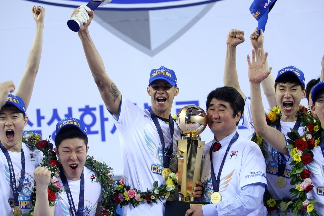 삼성화재의 2013~2014 V리그 챔피언결정전 우승 후 함께한 레오(가운데서 왼쪽)와 신치용 감독. /사진=한국배구연맹