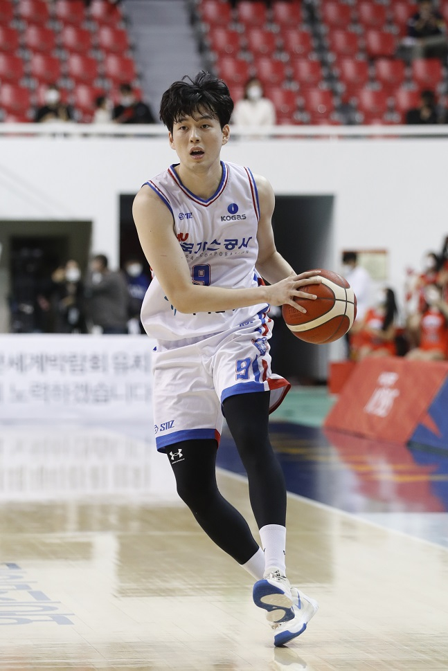 대구 한국가스공사 전현우가 20일 오후 2시 울산동천체육관에서 열린 2022~2023 SKT 에이닷 프로농구 울산 현대모비스와 원정경기에서 드리블을 하고 있다. /사진=KBL 제공