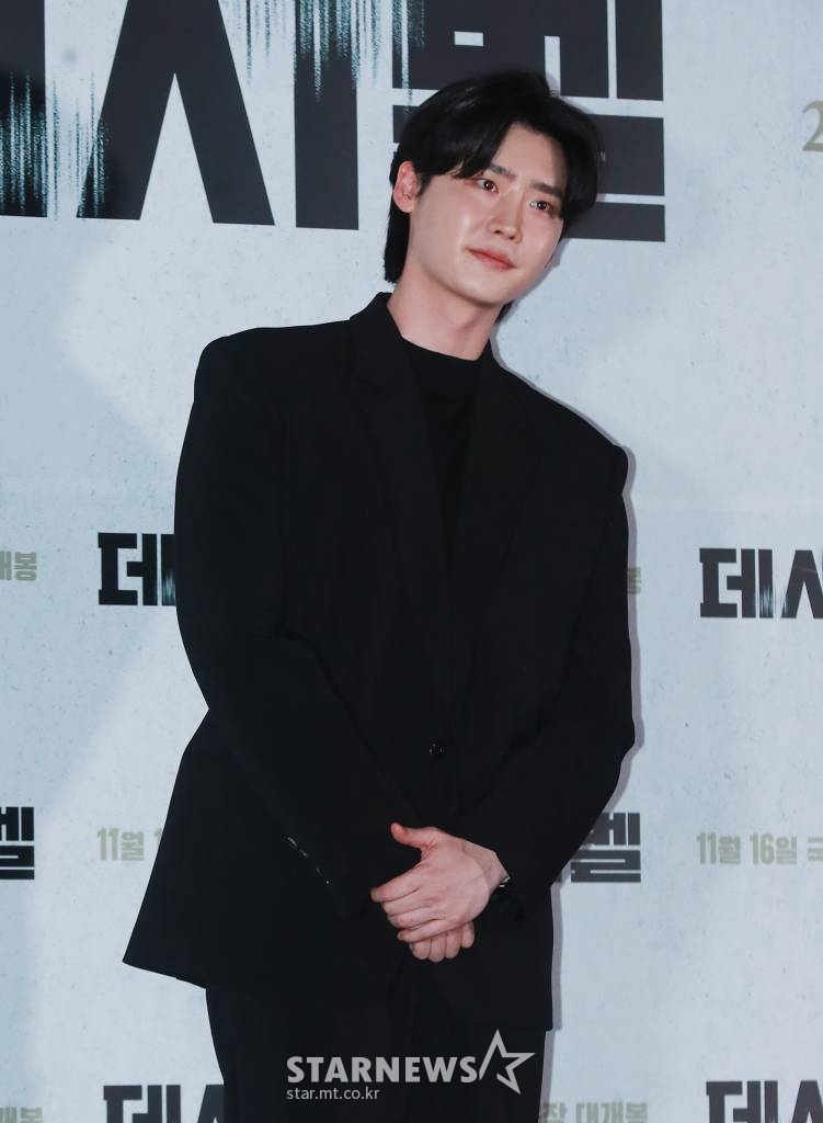 배우 이종석이 7일 오후 서울 CGV용산아이파크몰에서 진행된 영화 '데시벨'(감독 황인호) 언론시사회에 참석해 포즈를 취하고 있다.  소음이 커지는 순간 폭발하는 특수 폭탄으로 도심을 점거하려는 폭탄 설계자와 그의 타깃이 된 전직 해군 부함장이 벌이는 사운드 테러 액션 '데시벨'은 오는 16일 개봉한다. /2022.11.07 /사진=이동훈 기자 photoguy@
