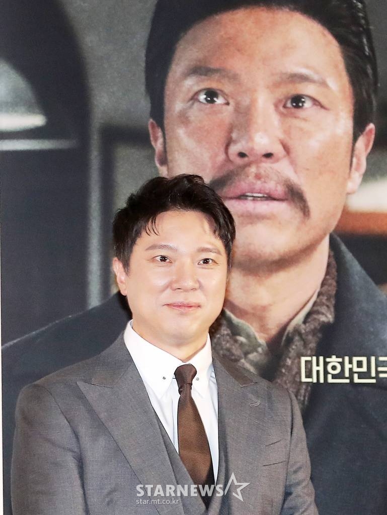 배우 정성화가 21일 오전 서울 용산구 아이파크몰 CGV에서 열린 뮤지컬 영화 '영웅' 제작보고회에 참석해 취재진을 바라보고 있다. '영웅'은 1909년 10월, 하얼빈에서 이토 히로부미를 사살한 뒤 일본 법정의 사형 판결을 받고 순국한 안중근 의사가 거사를 준비하던 때부터 죽음을 맞이하던 순간까지 잊을 수 없는 마지막 1년을 그린 영화다. 오는 12월 개봉예정. 2022.11.21 /사진=김창현 기자 chmt@