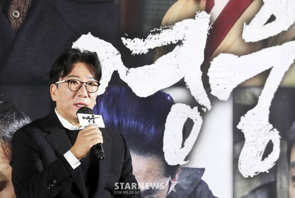 윤제귬 감독이 21일 오전 서울 용산구 아이파크몰 CGV에서 열린 뮤지컬 영화 '영웅' 제작보고회에 참석해 인사말을 하고 있다. '영웅'은 1909년 10월, 하얼빈에서 이토 히로부미를 사살한 뒤 일본 법정의 사형 판결을 받고 순국한 안중근 의사가 거사를 준비하던 때부터 죽음을 맞이하던 순간까지 잊을 수 없는 마지막 1년을 그린 영화다. 오는 12월 개봉예정. 2022.11.21 /사진=김창현 기자 chmt@