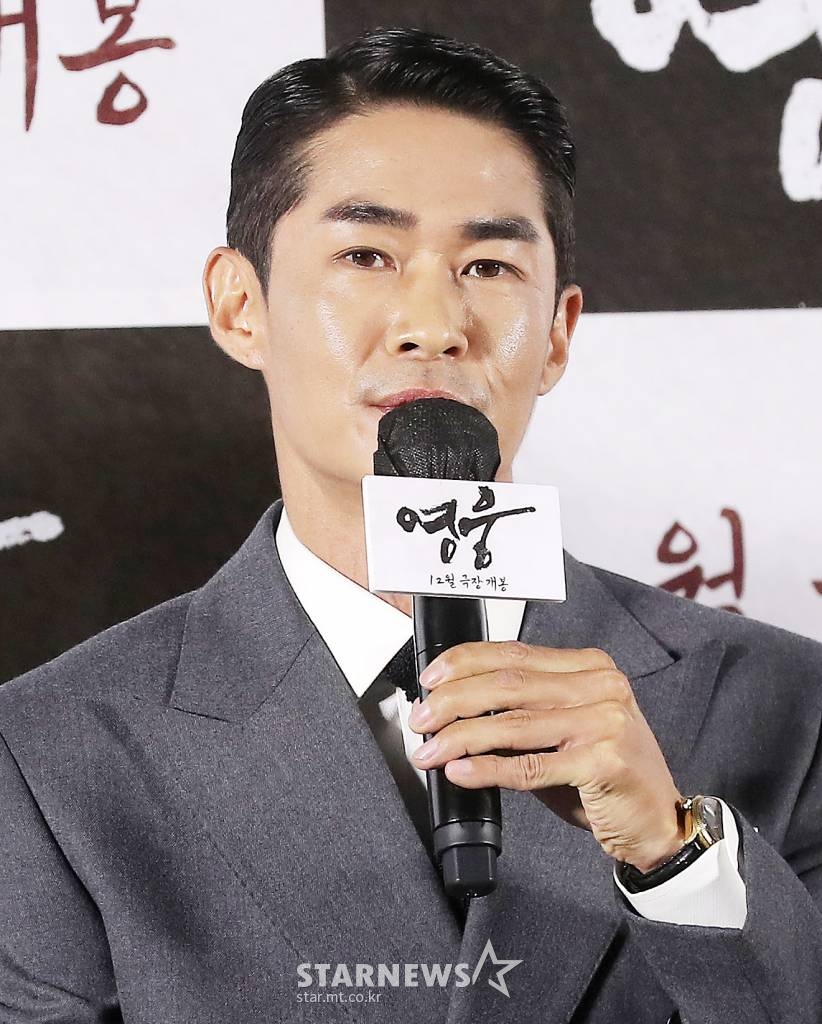 배우 배정남이 21일 오전 서울 용산구 아이파크몰 CGV에서 열린 뮤지컬 영화 '영웅' 제작보고회에 참석해 인사말을 하고 있다. '영웅'은 1909년 10월, 하얼빈에서 이토 히로부미를 사살한 뒤 일본 법정의 사형 판결을 받고 순국한 안중근 의사가 거사를 준비하던 때부터 죽음을 맞이하던 순간까지 잊을 수 없는 마지막 1년을 그린 영화다. 오는 12월 개봉예정. 2022.11.21 /사진=김창현 기자 chmt@