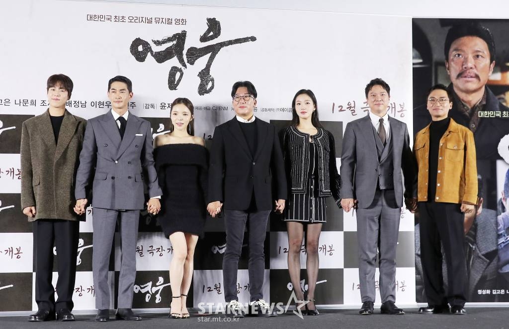윤제균 감독(가운데), 배우 이현우, 배정남, 박진주, 김고은, 정성화, 조재윤이 21일 오전 서울 용산구 아이파크몰 CGV에서 열린 뮤지컬 영화 '영웅' 제작보고회에 참석해 포즈를 취하고 있다. '영웅'은 1909년 10월, 하얼빈에서 이토 히로부미를 사살한 뒤 일본 법정의 사형 판결을 받고 순국한 안중근 의사가 거사를 준비하던 때부터 죽음을 맞이하던 순간까지 잊을 수 없는 마지막 1년을 그린 영화다. 오는 12월 개봉예정. 2022.11.21 /사진=김창현 기자 chmt@