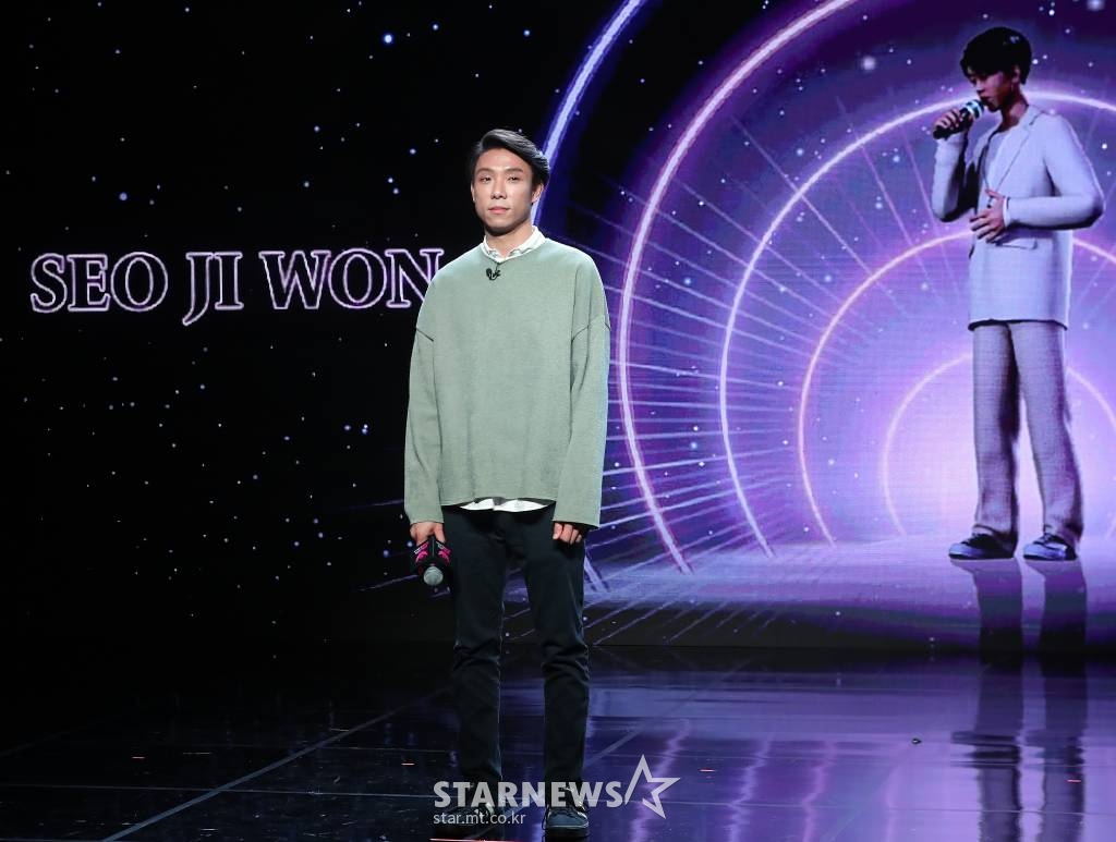 21일 오후 서울 강남구 청담동 일지아트홀에서 열린 TV CHOSUN 프로그램 '아바드림-故 서지원 아바타 기자간담회'에서 고인의 동생 박병훈 씨가 아바타와 포토타임을 갖고 있다. 2022.11.21 /사진=김창현 기자 chmt@