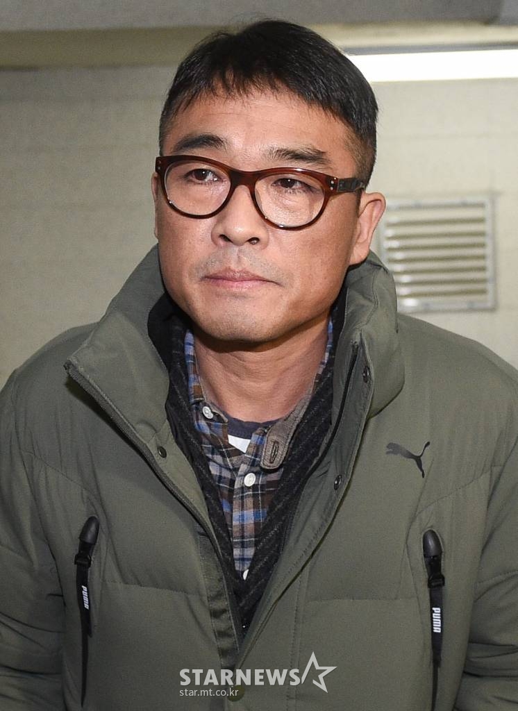 유흥업소 여종업원 성폭행 혐의를 받고 있는 가수 김건모가 15일 오전 서울 강남경찰서에 피고소인 조사를 받기 위해 출석하고 있다. /사진=강민석 기자 msphoto94@