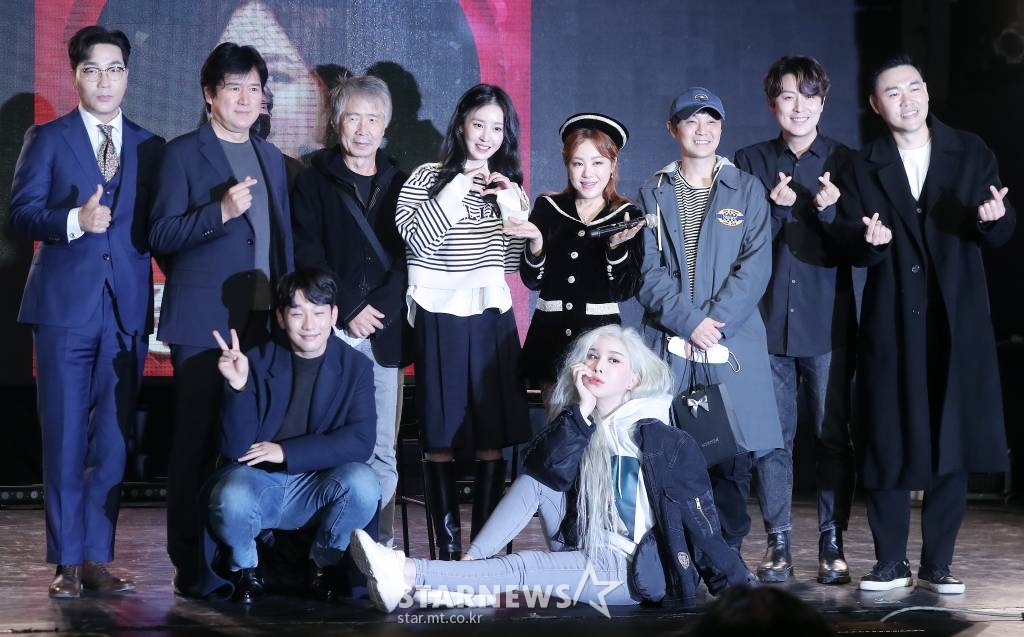 =22일 오후 서울 마포구 서교동 롤링홀에서 진행된 가수 김민희 미니앨범 '좋아 좋아' 발매 기념 쇼케이스에서 응원차 찾은 셀럽들이 포즈를 취하고 있다. 김민희의 이번 앨범에는 타이틀 곡 '좋아 좋아'를 비롯해, '아야아야', '비 내리는 밤' 등이 수록됐다. 2022.11.22 /사진=김창현 기자 chmt@