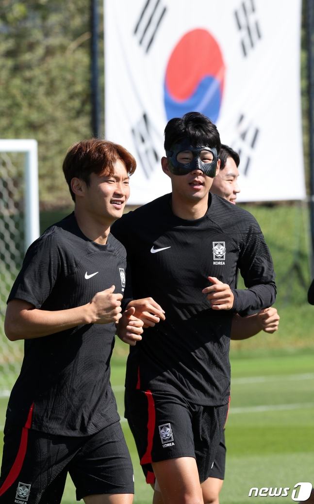 파울루 벤투 감독이 이끄는 대한민국 축구대표팀의 주장 손흥민과 동갑내기 김진수가 23일 오후(현지시간) 카타르 도하 알에글라 트레이닝센터에서 훈련을 하고 있다. /사진=뉴스1
