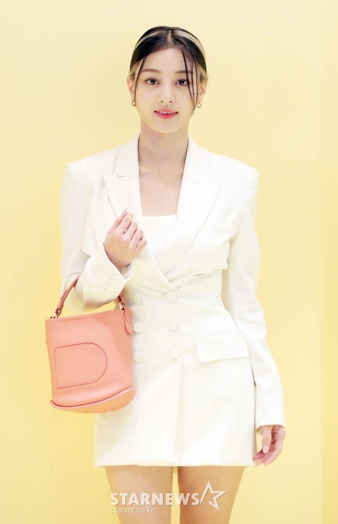 트와이스 지효가 20일 오전 서울 강남구 압구정동 갤러리아 EAST에서 진행된 브랜드 델보 아이코닉 백 '팽(Pin)' 50주년 기념 팝업 스토어 오픈 행사에 참석해 포즈를 취하고 있다. 2022.10.20 /사진=김창현 기자 chmt@