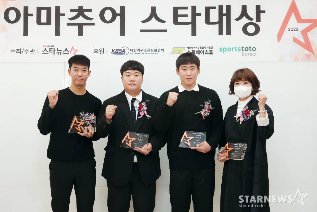 장충고 황준서(왼쪽부터), 경남고 김범석, 충암고 윤영철, 경기고 이상준 어머니 이대경 씨가 24일 오후 서울 송파구 잠실야구장 콘퍼런스룸에서 열린 스타뉴스 주최·주관 '2022 아마추어 스타대상' 시상식을 마찬 뒤 포즈를 취하고 있다. /사진=김창현 기자