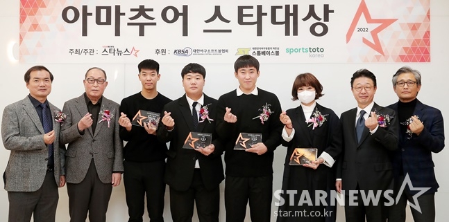 '2022 아마추어 스타대상' 시상식이 24일 잠실구장에서 열렸다. 왼쪽부터 박준철 스타뉴스 대표, 김인식 KBO 총재 특별고문, 황준서, 김범석, 윤영철, 이대경씨(이상준 어머니), 이종훈 대한야구소프트볼협회 회장, 양해영 대한야구소프트볼협회 부회장. /사진=김창현 기자