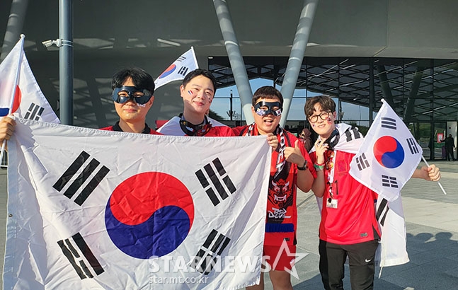 손흥민을 응원하기 위해 마스크를 구입해 24일 카타르 알라이얀 에듀케이션 시티 스타디움을 찾은 김민수(왼쪽 두 번째) 씨 일행. /사진=김명석 기자