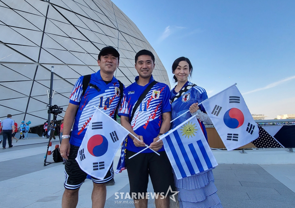 24일 에듀케이션 시티 스타디움을 찾아 한국을 응원한 일본 나이토(왼쪽) 씨 일행. /사진=김명석 기자