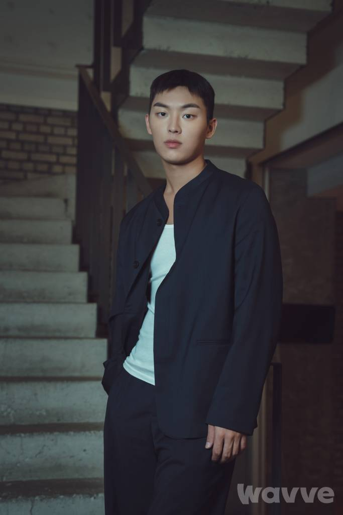 배우 최현욱이 22일 오후 서울 종로구 삼청동의 한 카페에서 진행된 웨이브 오리지널 시리즈 '약한영웅 Class 1' 관련 인터뷰를 위해 포즈를 취하고 있다.  최현욱은 극 중 친구들을 지키기 위해 폭력에 맞서 나가는 의리의 파이터 안수호 역을 열연했다.  '약한영웅'은 상위 1% 모범생 연시은이 처음으로 친구가 된 수호(최현욱 분), 범석(홍경 분)과 함께 수많은 폭력에 맞서 나가는 과정을 그린 약한 소년의 강한 액션 성장 드라마다. / 사진제공 = 웨이브 /사진=김창현 기자 chmt@