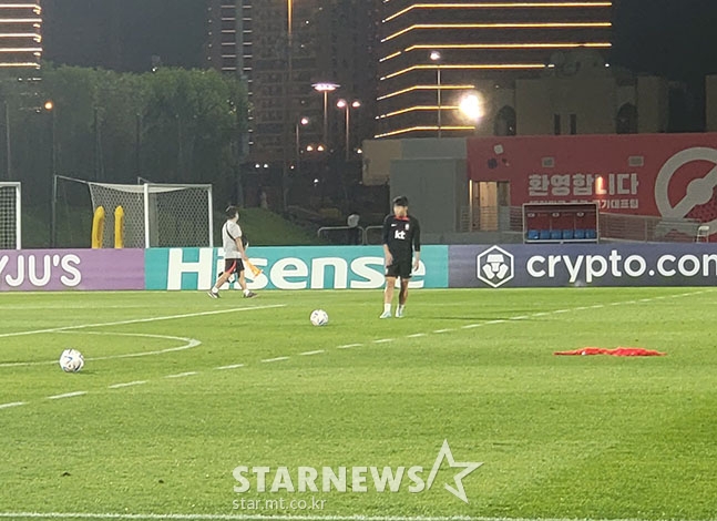 25일 카타르 도하 알 에글라 훈련장에서 진행된 대표팀 훈련을 모두 마친 뒤 홀로 프리킥 연습을 하고 있는 이강인. /사진=김명석 기자