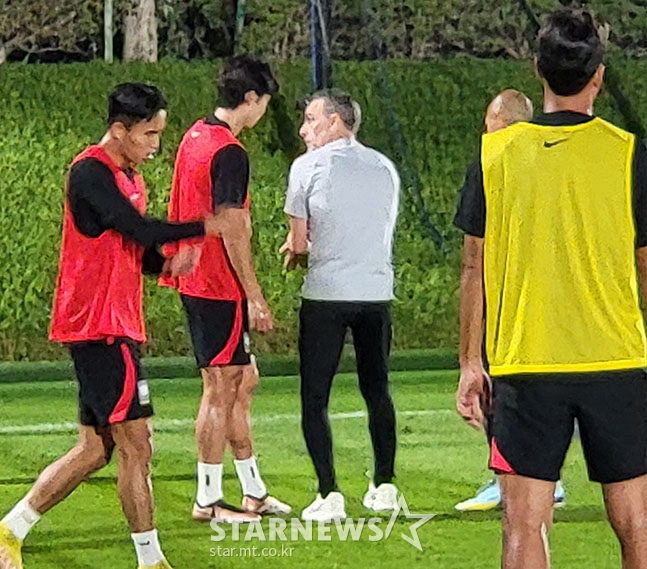 파울루 벤투 감독이 25일 카타르 도하 알 에글라 훈련장에서 진행된 대표팀 훈련 도중 조규성을 직접 지도하고 있는 모습. /사진=김명석 기자