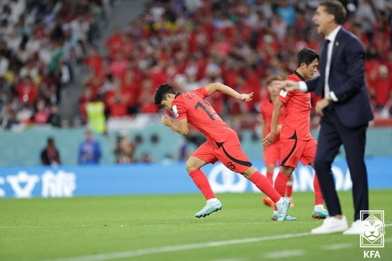 2022 카타르 월드컵 우루과이전에서 교체 투입되는 이강인(왼쪽). /사진=대한축구협회 제공