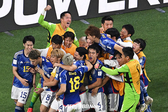 일본 축구대표팀 선수들이 지난 23일 독일전에서 골을 터뜨린 뒤 기뻐하고 있다. /AFPBBNews=뉴스1
