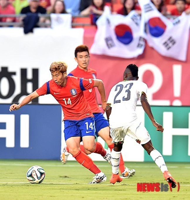 지난 2014년 6월 미국 플로리다주 마이애미의 선라이프 스타디움에서 열린 한국과 가나의 평가전에서 한국 손흥민(왼쪽)이 가나 수비를 받으며 공격하고 있다. /사진=뉴시스