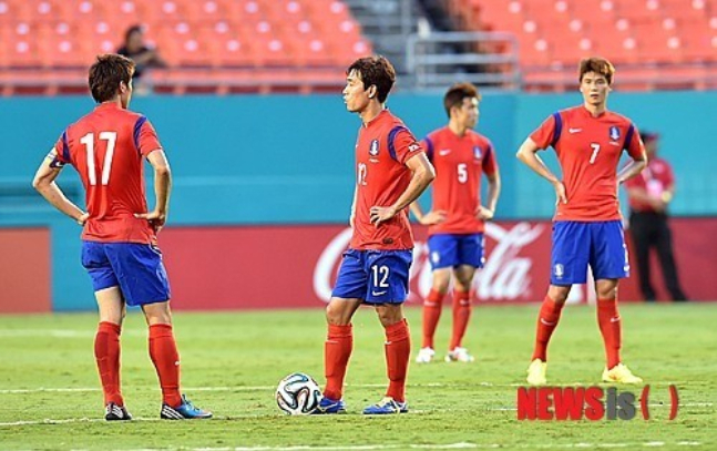 지난 2014년 6월 미국 플로리다주 마이애미의 선라이프 스타디움에서 열린 한국과 가나의 평가전에서 한국 선수들이 전반에만 가나에 두 골을 내준후 아쉬워 하고 있다. /사진=뉴시스