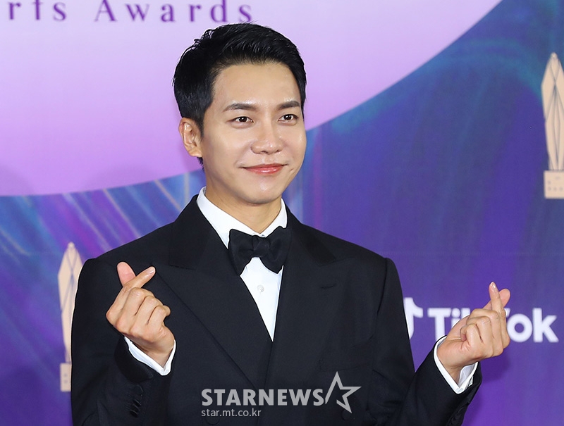 가수 겸 배우 이승기가 13일 오후 경기도 고양시 일산 킨텍스에서 열린 '제57회 백상예술대상' 시상식 레드카펫 행사에 참석해 포즈를 취하고 있다. TV·영화·연극을 아우르는 종합예술시상식인 '제57회 백상예술대상'은 오후 9시부터 JTBC·JTBC2·JTBC4에서 동시에 중계되며 틱톡에서도 글로벌 생중계된다. / 사진제공 = 백상예술대상 사무국 /사진=김창현 기자 chmt@
