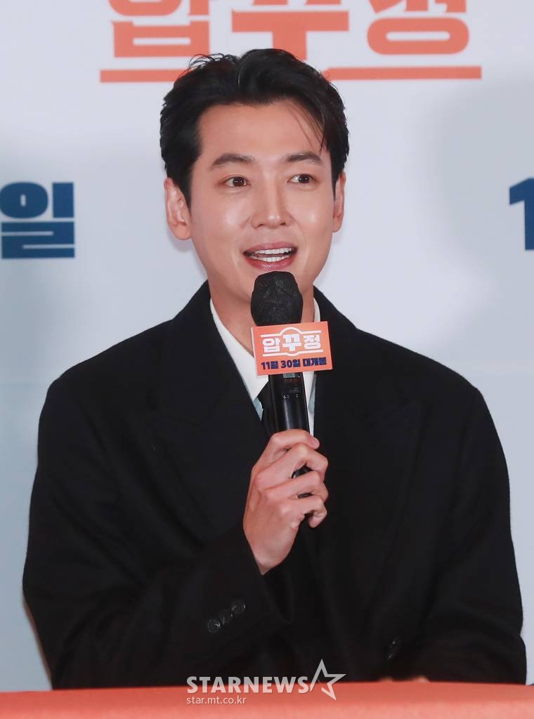 배우 정경호가 28일 오후 서울 롯데시네마 건대입구점에서 진행된 영화 '압꾸정'(감독 임진순) 언론시사회에 참석해 질문에 답하고 있다. 샘솟는 사업 아이디어로 입만 살아있는 압구정 토박이 대국(마동석)이 한때 실력파였던 성형외과 의사 지우(정경호)와 손잡고 K-뷰티 사업을 시작하는 내용을 담은 '압꾸정'은 오는 30일 개봉한다. /2022.11.28 /사진=이동훈 기자 photoguy@
