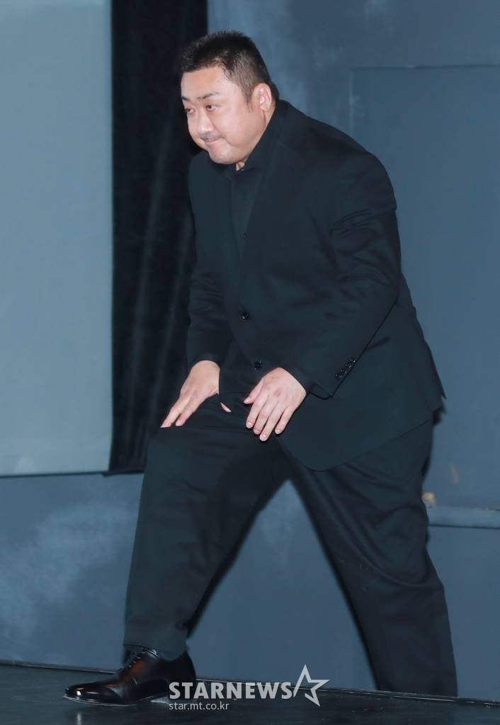 배우 마동석이 28일 오후 서울 롯데시네마 건대입구점에서 진행된 영화 '압꾸정'(감독 임진순) 언론시사회에 참석해 무대로 들어서고 있다. 샘솟는 사업 아이디어로 입만 살아있는 압구정 토박이 대국(마동석)이 한때 실력파였던 성형외과 의사 지우(정경호)와 손잡고 K-뷰티 사업을 시작하는 내용을 담은 '압꾸정'은 오는 30일 개봉한다. /2022.11.28 /사진=이동훈 기자 photoguy@