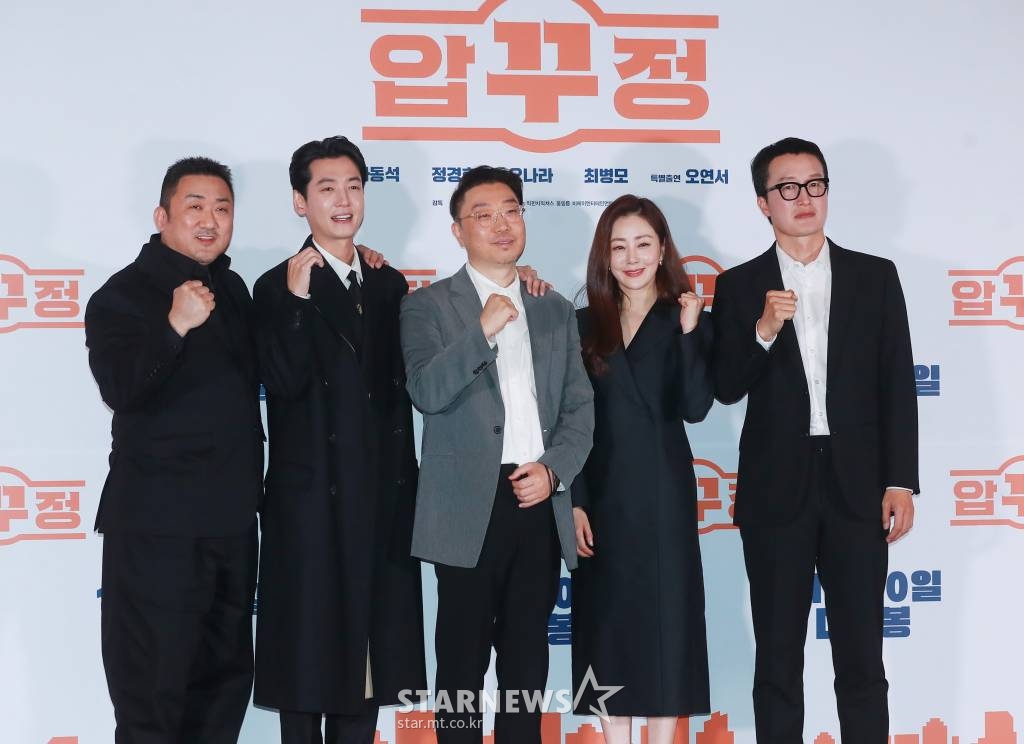 배우 마동석, 정경호, 임진순 감독, 배우 오나라, 최병모가 28일 오후 서울 롯데시네마 건대입구점에서 진행된 영화 '압꾸정'(감독 임진순) 언론시사회에 참석해 포즈를 취하고 있다.  샘솟는 사업 아이디어로 입만 살아있는 압구정 토박이 대국(마동석)이 한때 실력파였던 성형외과 의사 지우(정경호)와 손잡고 K-뷰티 사업을 시작하는 내용을 담은 '압꾸정'은 오는 30일 개봉한다. /2022.11.28 /사진=이동훈 기자 photoguy@
